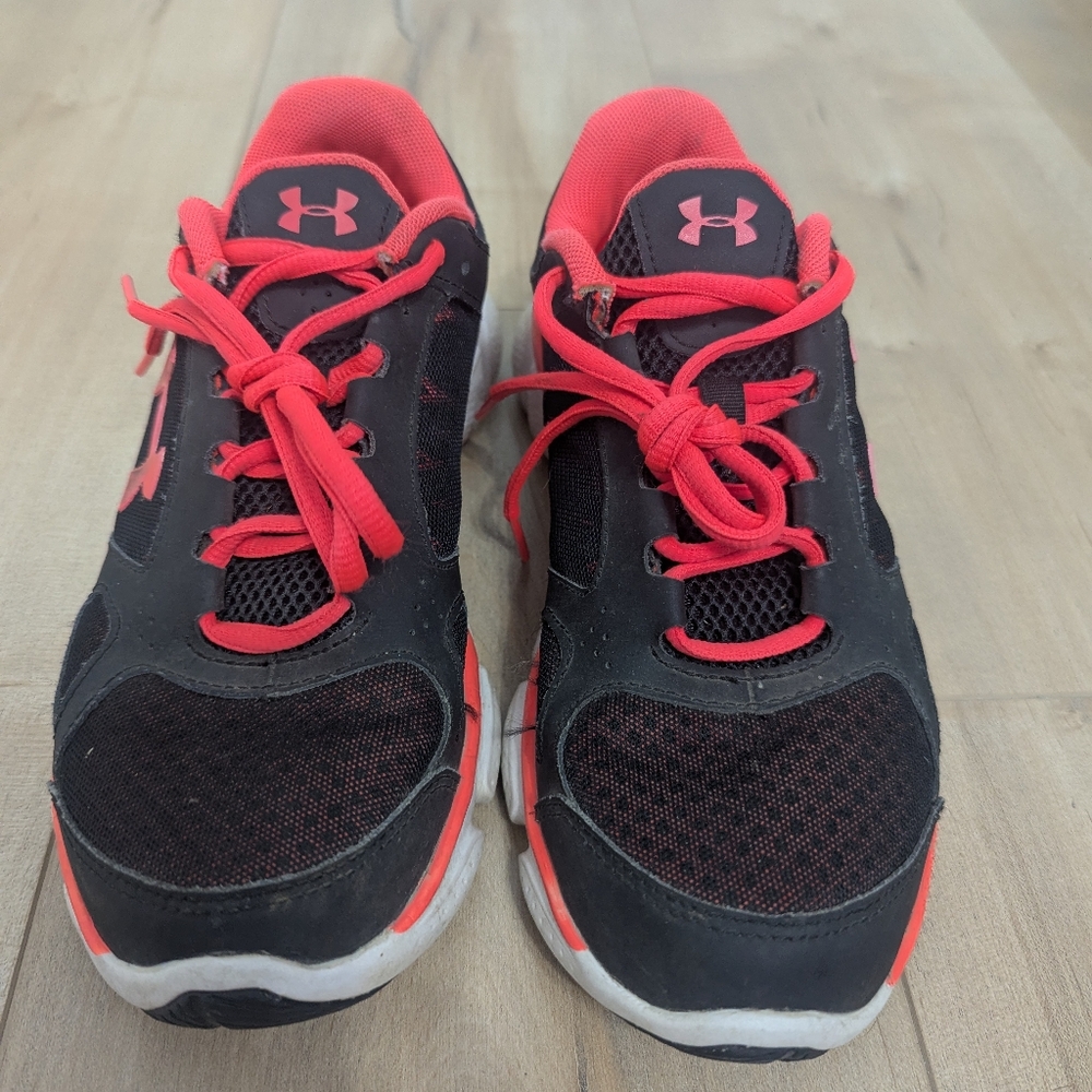 Under armor size 7.5 women's athletic shoes